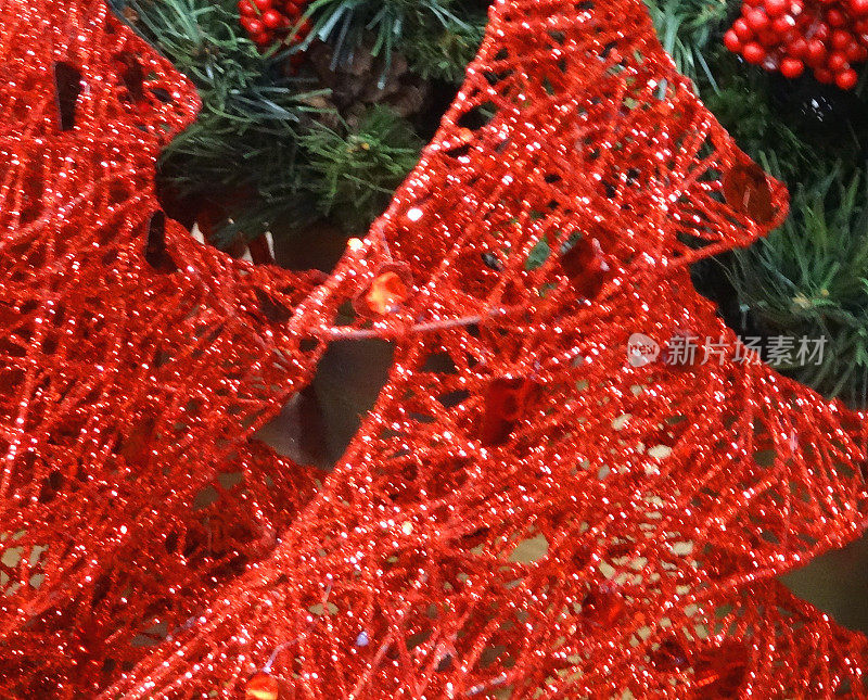 柳条圣诞树/装饰品，上面涂着闪闪发光的红色油漆